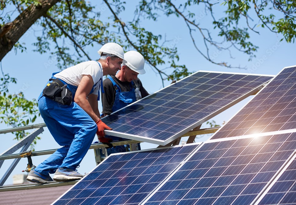 Equipo EvoLuz instalando paneles solares